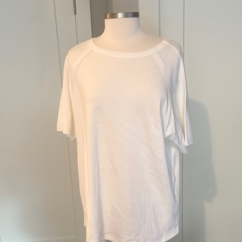 Doe and Rae White Women's knit tee with outside raw hem details. NWOT. Sz 1x